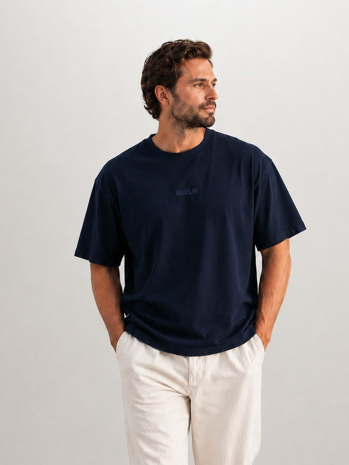model draagt het mikln original t-shirt in navy met ton-sur-ton logo, relaxed fit