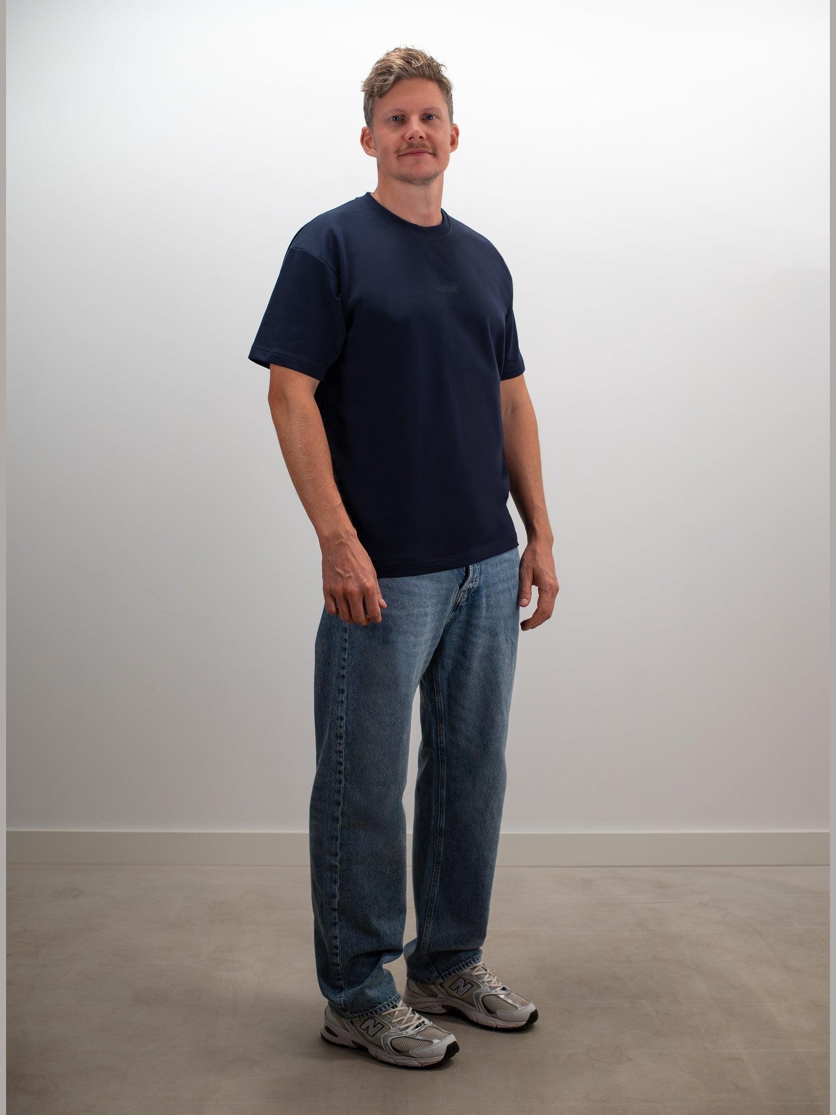 Man draagt het MIKLN Original T-shirt in blauw met relaxed fit