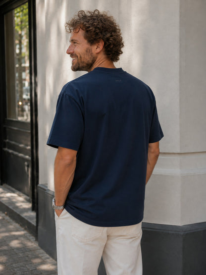 MIKLN T 02 navy T-shirt achterkant, val van de relaxed fit
