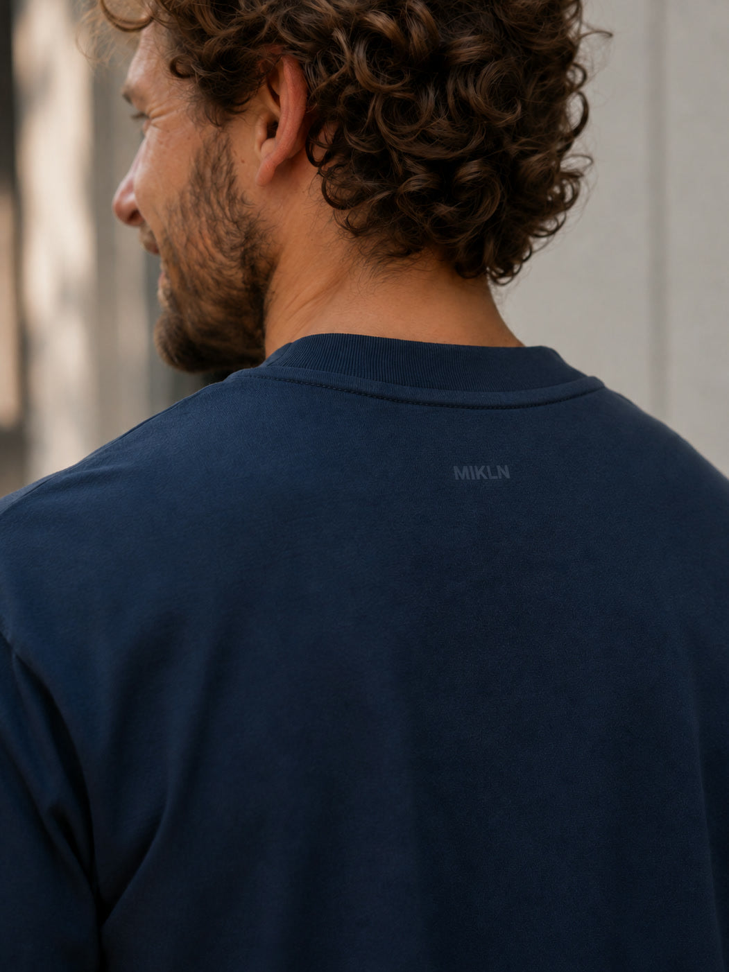 mikln t 02 navy t-shirt close-up met ton-sur-ton logo en stofstructuur