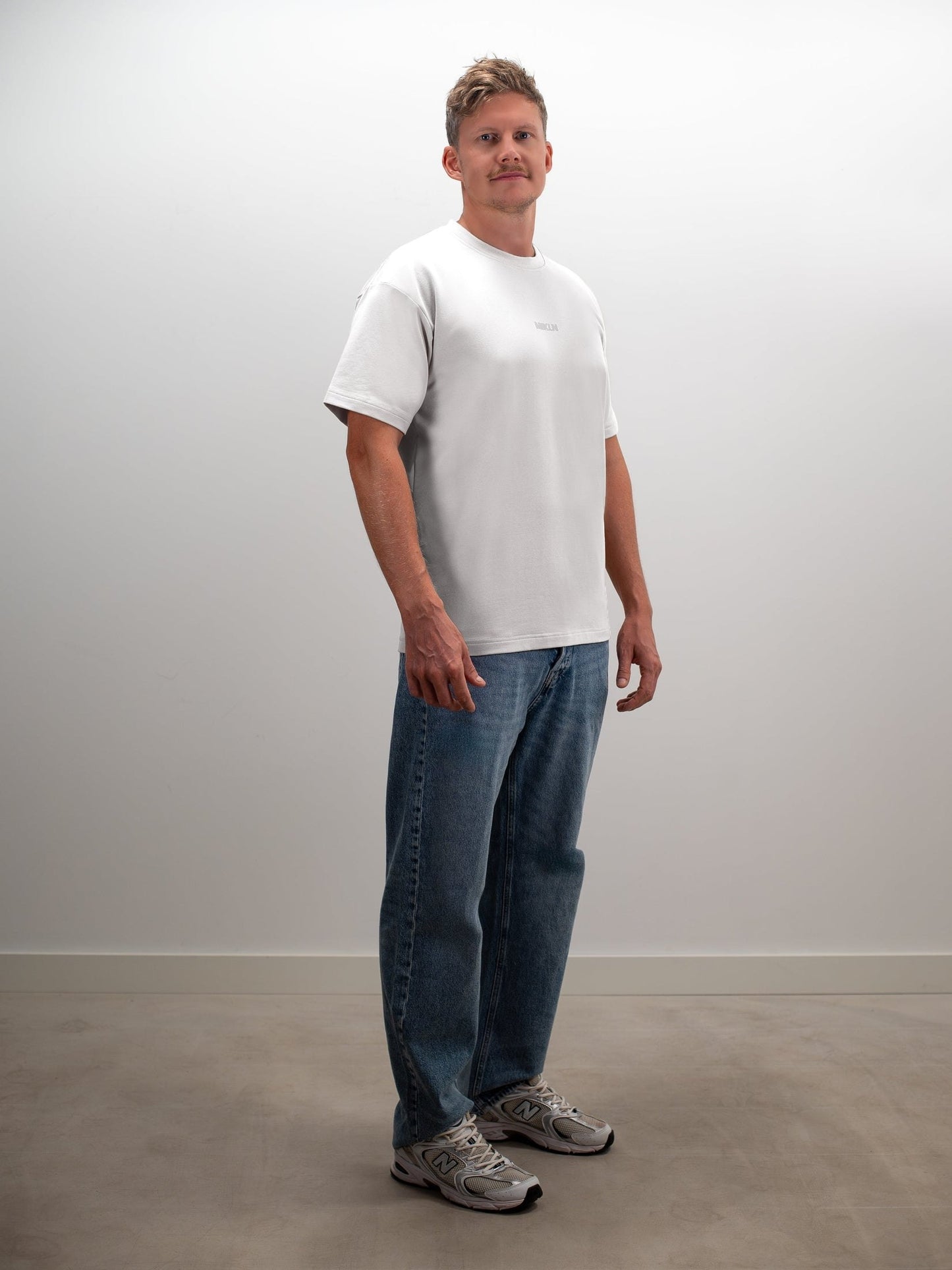 man draagt het mikln original t-shirt in off-white met relaxed fit