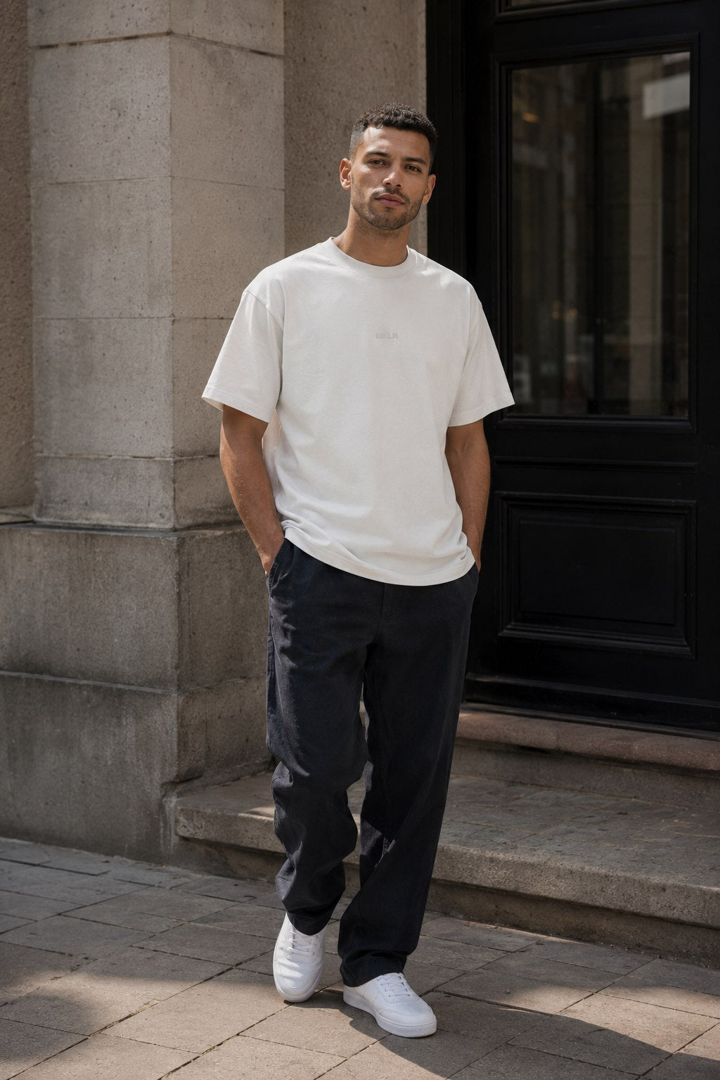 man draagt het mikln original t-shirt in off-white, streetstyle