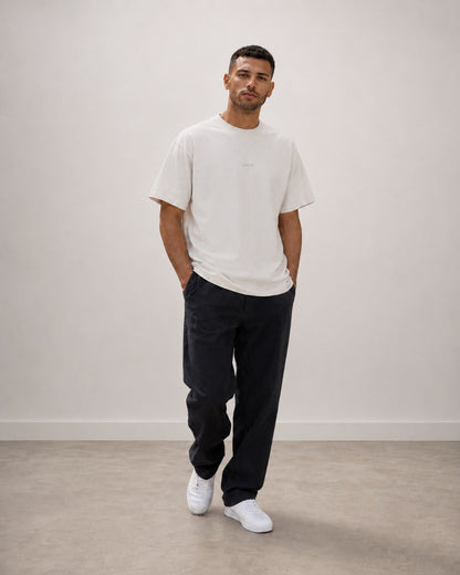 Man draagt het MIKLN Original T-shirt in off-white met relaxed fit