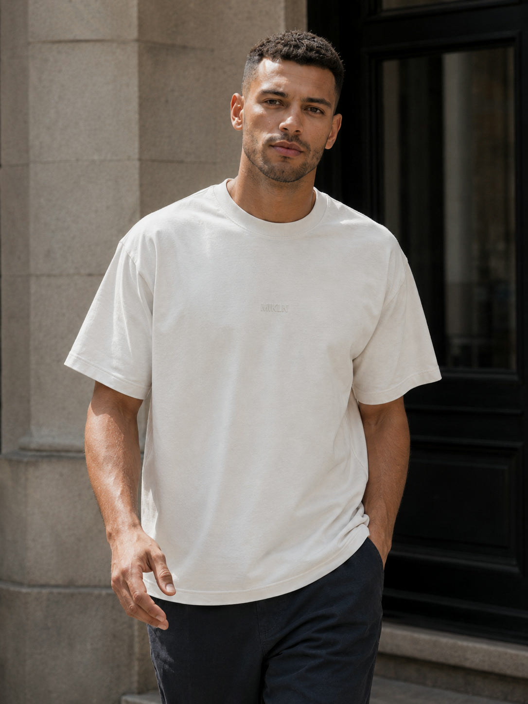 MIKLN T 02 off white T-shirt wandelend op straat, relaxed fit