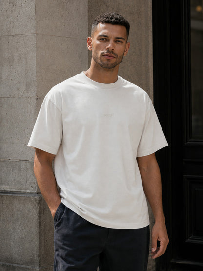 MIKLN T 02 off white T-shirt vooraanzicht op straat