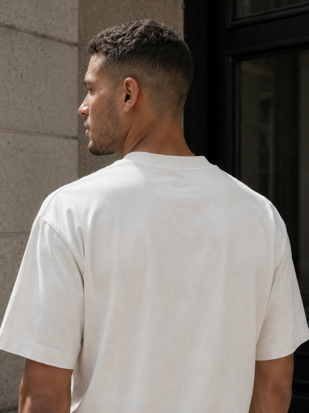 MIKLN T 02 off white T-shirt achterkant, val van de relaxed fit