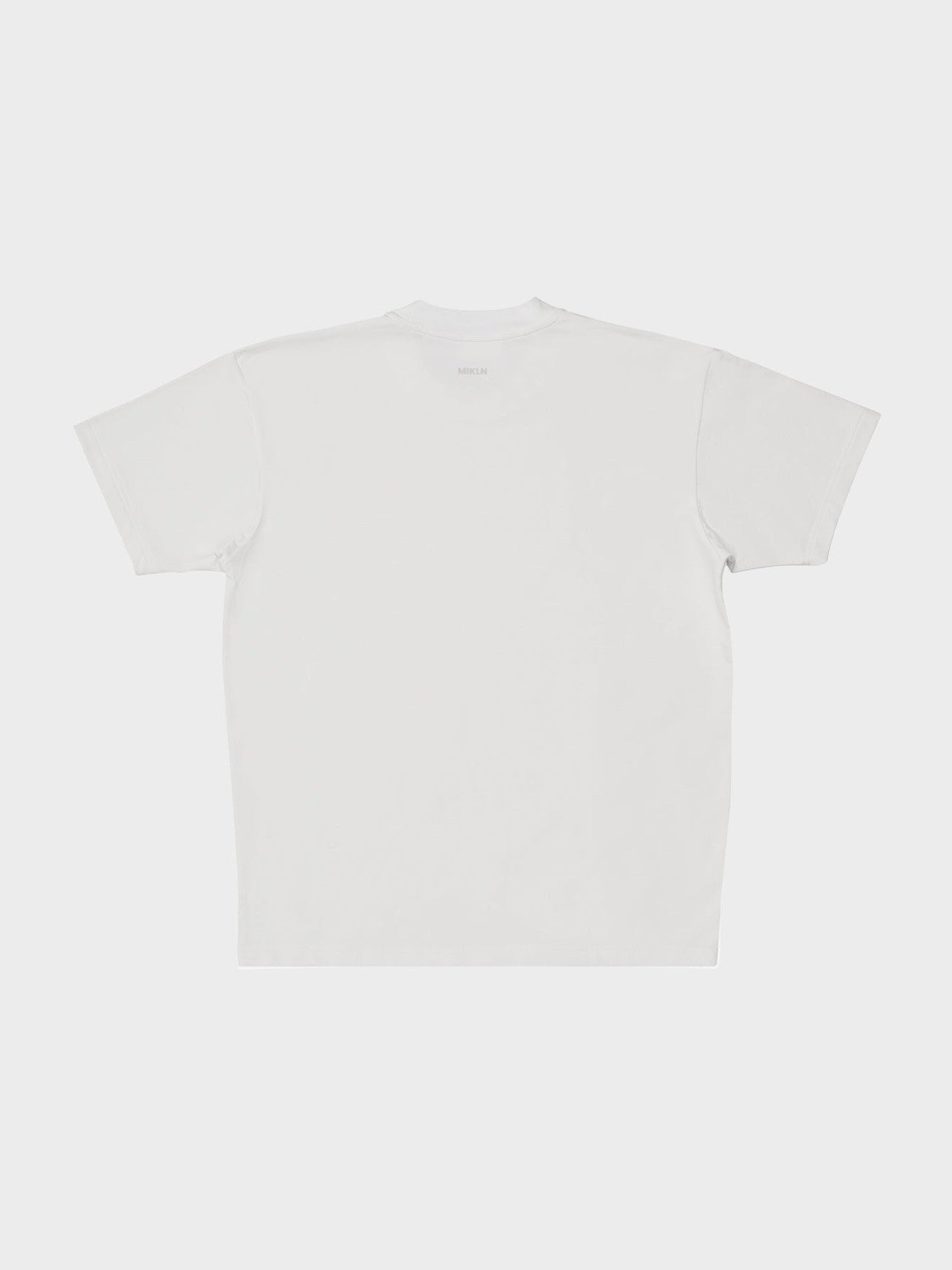 mikln t 02 off white t-shirt achteraanzicht met ton-sur-ton logo bij de nek