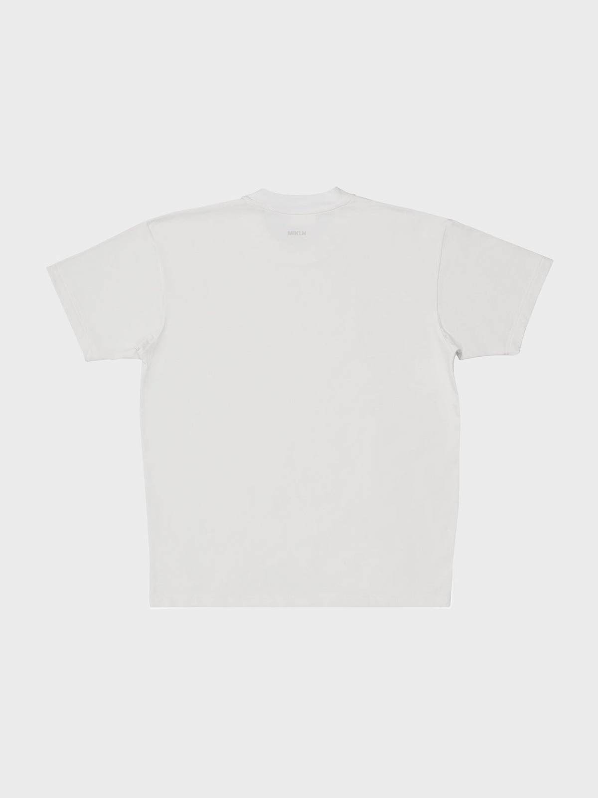 MIKLN T 02 off white T-shirt achteraanzicht met ton-sur-ton logo bij de nek