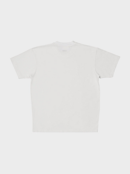 MIKLN T 02 off white T-shirt achteraanzicht met ton-sur-ton logo bij de nek