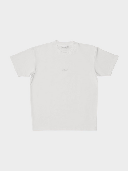 MIKLN T 02 off white T-shirt vooraanzicht, relaxed fit met ton-sur-ton logo