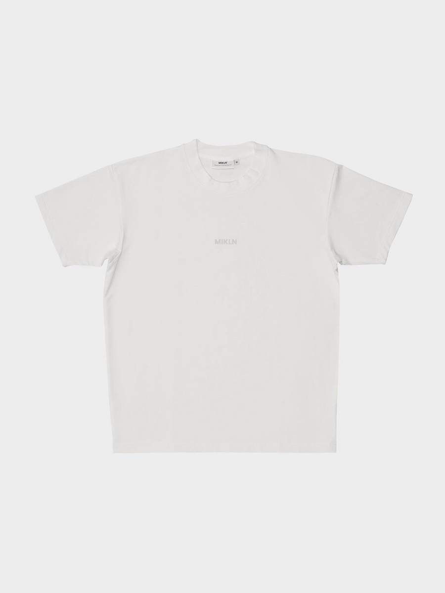 MIKLN T 02 off white T-shirt vooraanzicht, relaxed fit met ton-sur-ton logo