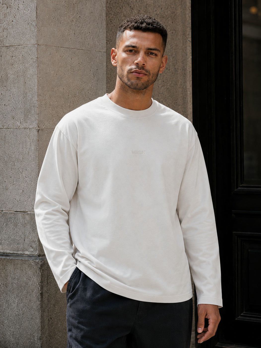 MIKLN T 03 off white long sleeve gedragen op straat, relaxed fit