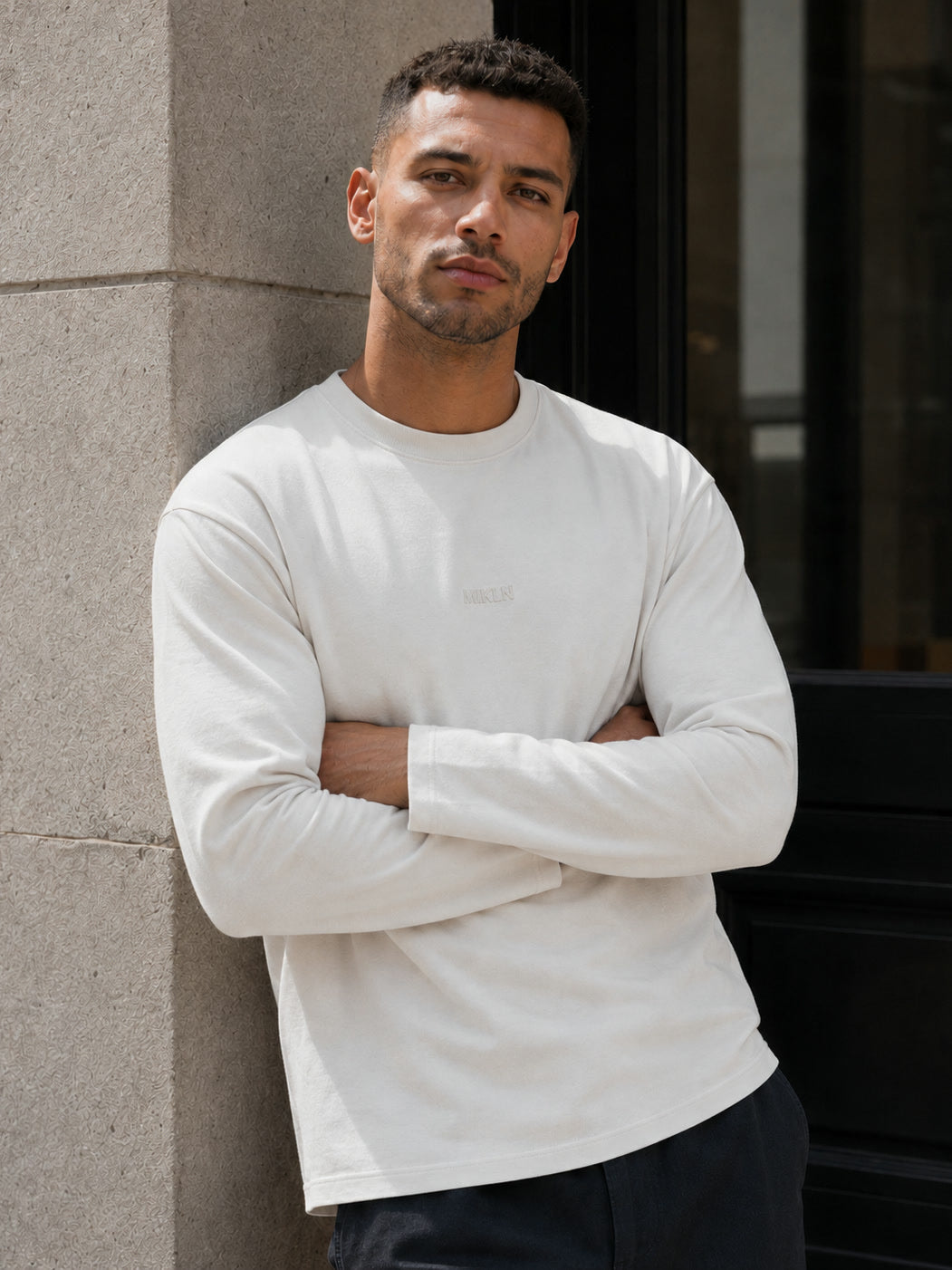 MIKLN T 03 off white long sleeve met gekruiste armen, relaxed fit