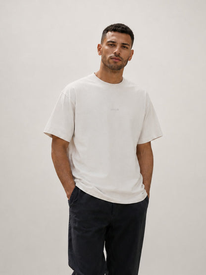 MIKLN T 02 off white T-shirt gedragen door mannelijk model, ton-sur-ton logo