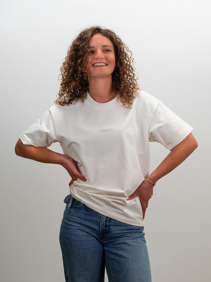 MIKLN T 02 off white T-shirt gedragen door vrouwelijk model