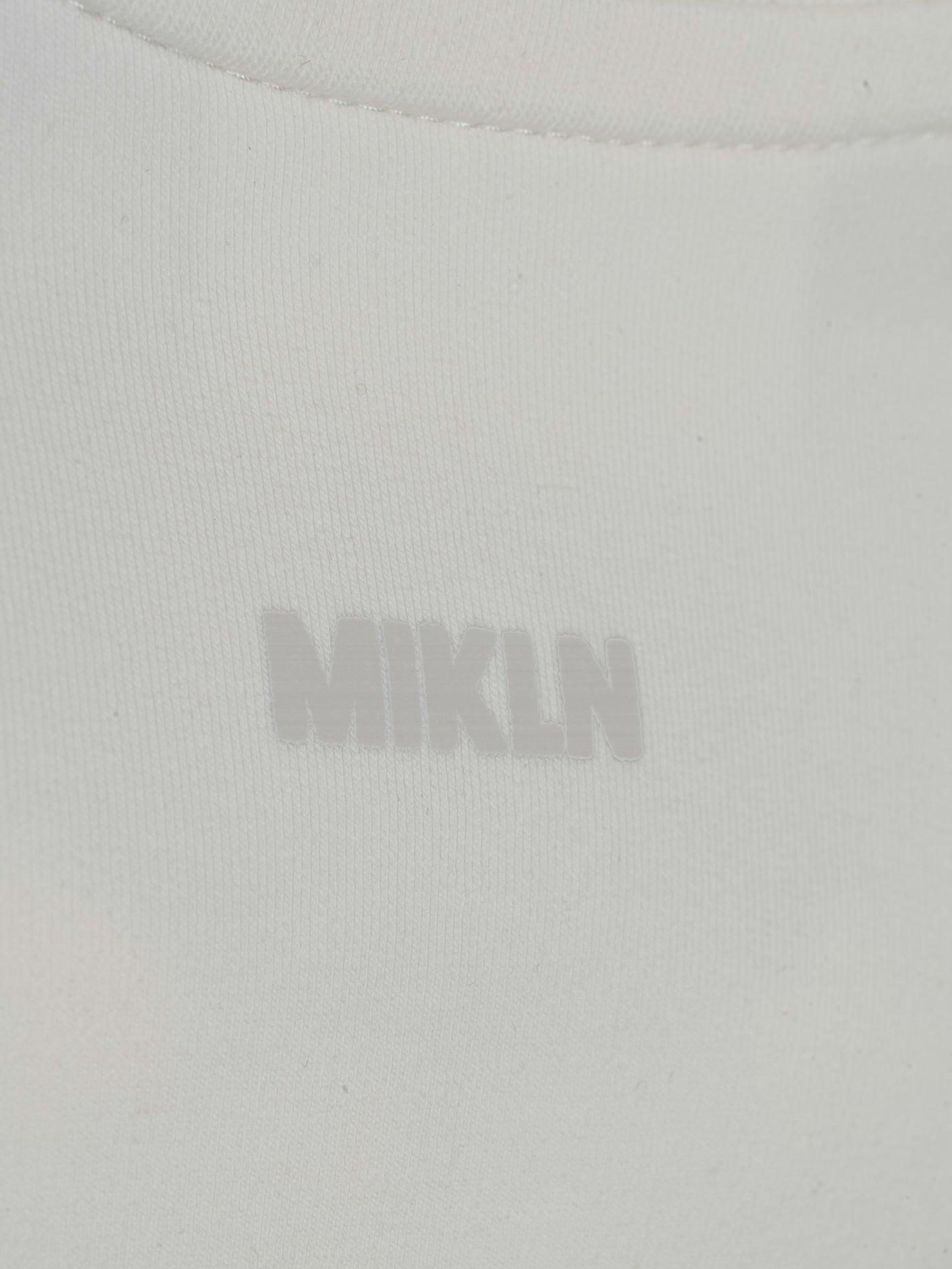 MIKLN T 02 off white T-shirt close-up van het ton-sur-ton logo