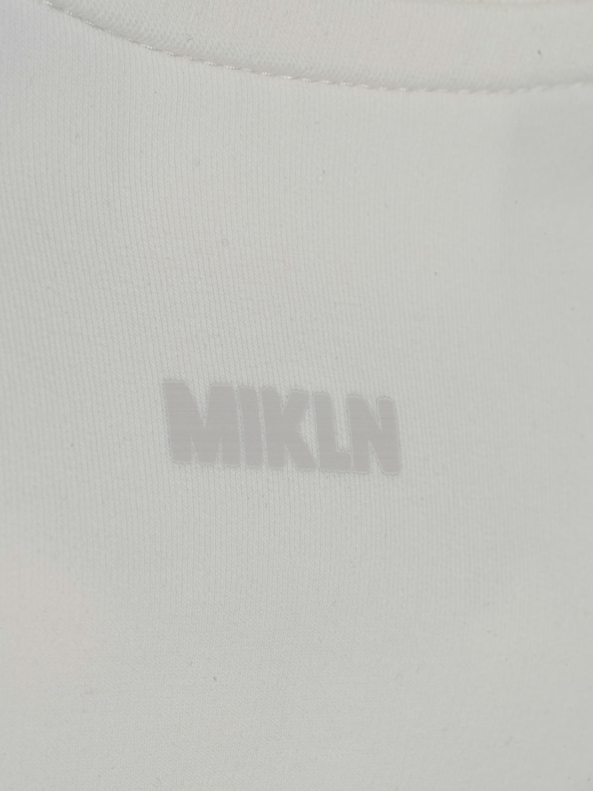 MIKLN T 02 off white T-shirt close-up van het ton-sur-ton logo