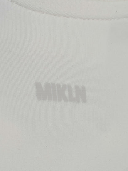 MIKLN T 02 off white T-shirt close-up van het ton-sur-ton logo