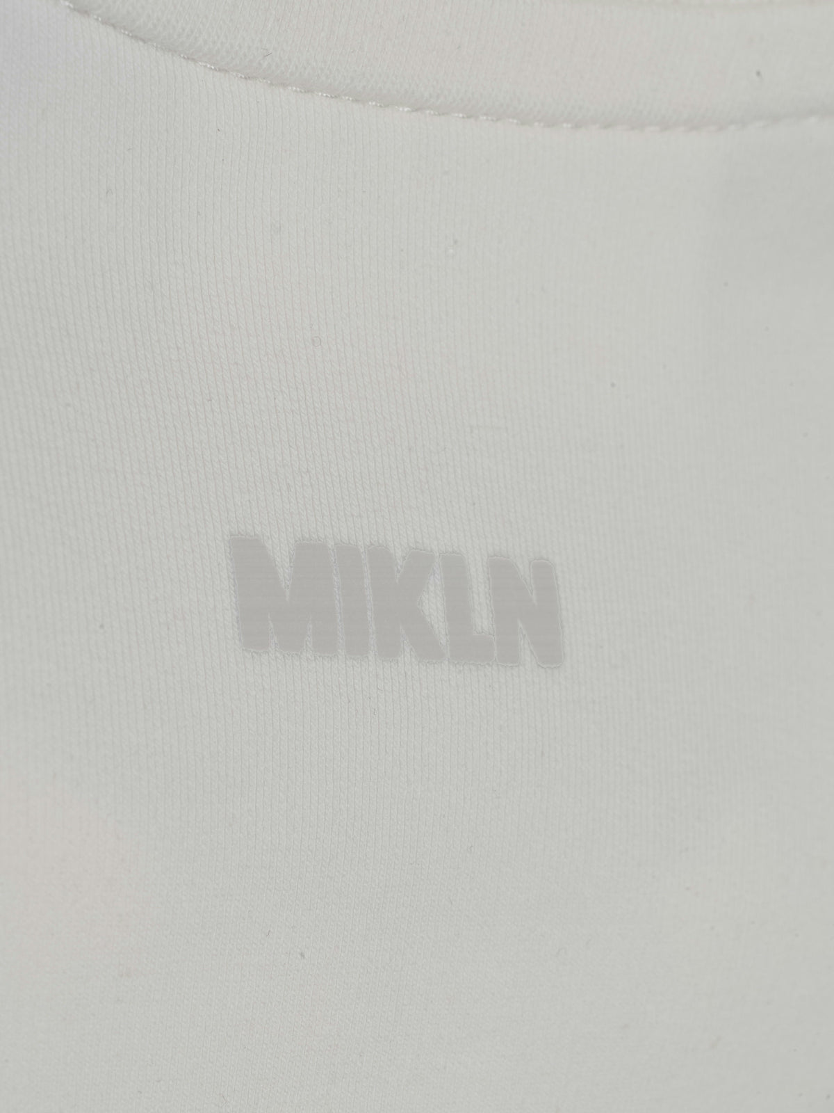 MIKLN T 03 off white long sleeve close-up van het ton-sur-ton logo op de borst