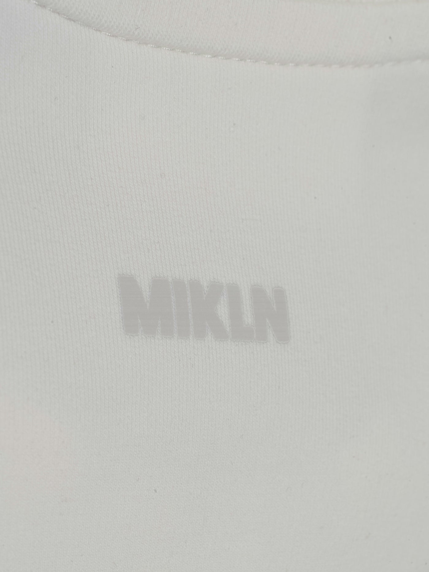 MIKLN T 02 off white close-up van het ton-sur-ton logo op de stof