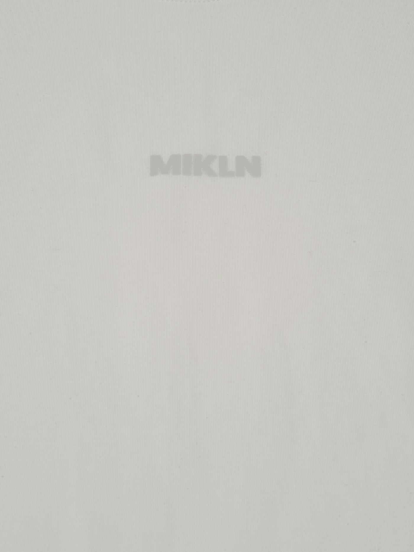 MIKLN T 02 off white T-shirt detail van de stof en het logo