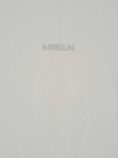MIKLN T 02 off white T-shirt detail van de stof en het logo