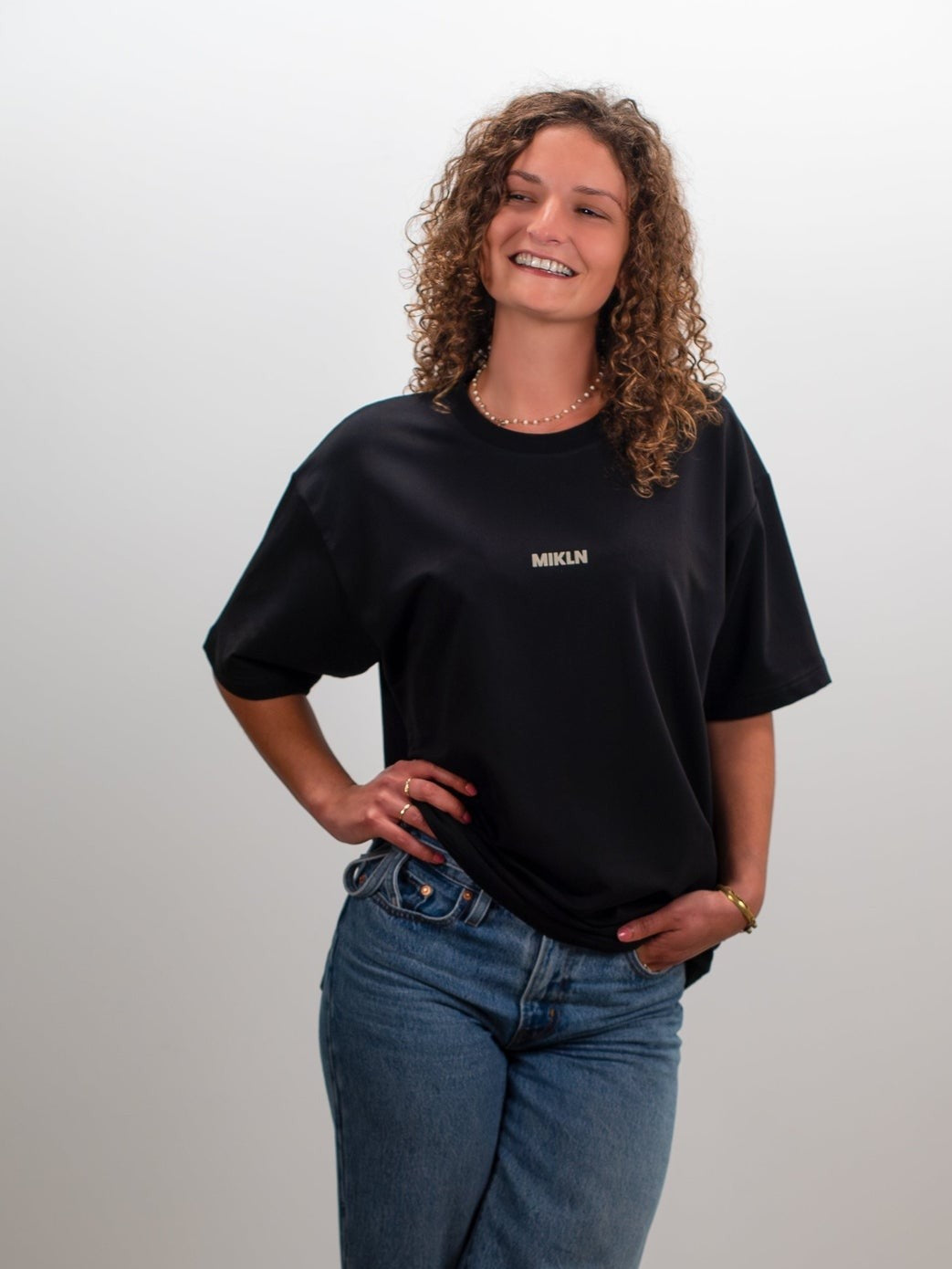 vrouw draagt het mikln original t-shirt in zwart met relaxed fit