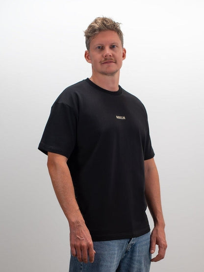 Model draagt het MIKLN Original T-shirt in zwart, casual gedragen