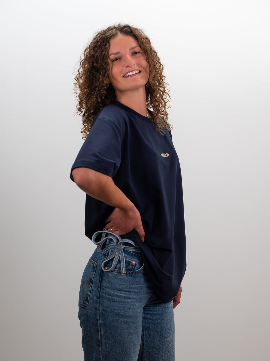 Vrouw draagt het MIKLN Original T-shirt in navy met relaxed fit