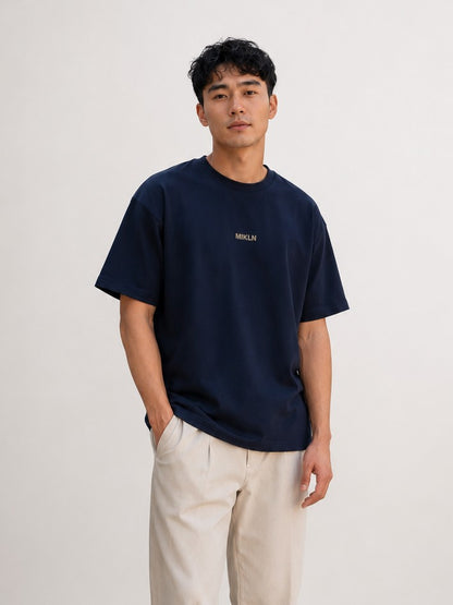 Man draagt het MIKLN Original T-shirt in navy met relaxed fit