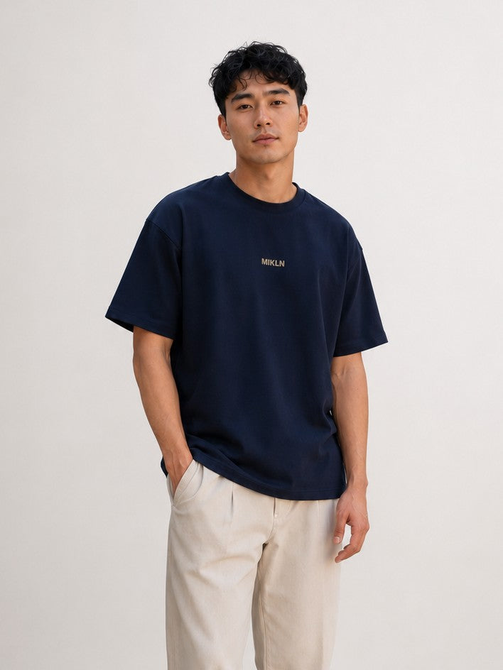 man draagt het mikln original t-shirt in navy met relaxed fit