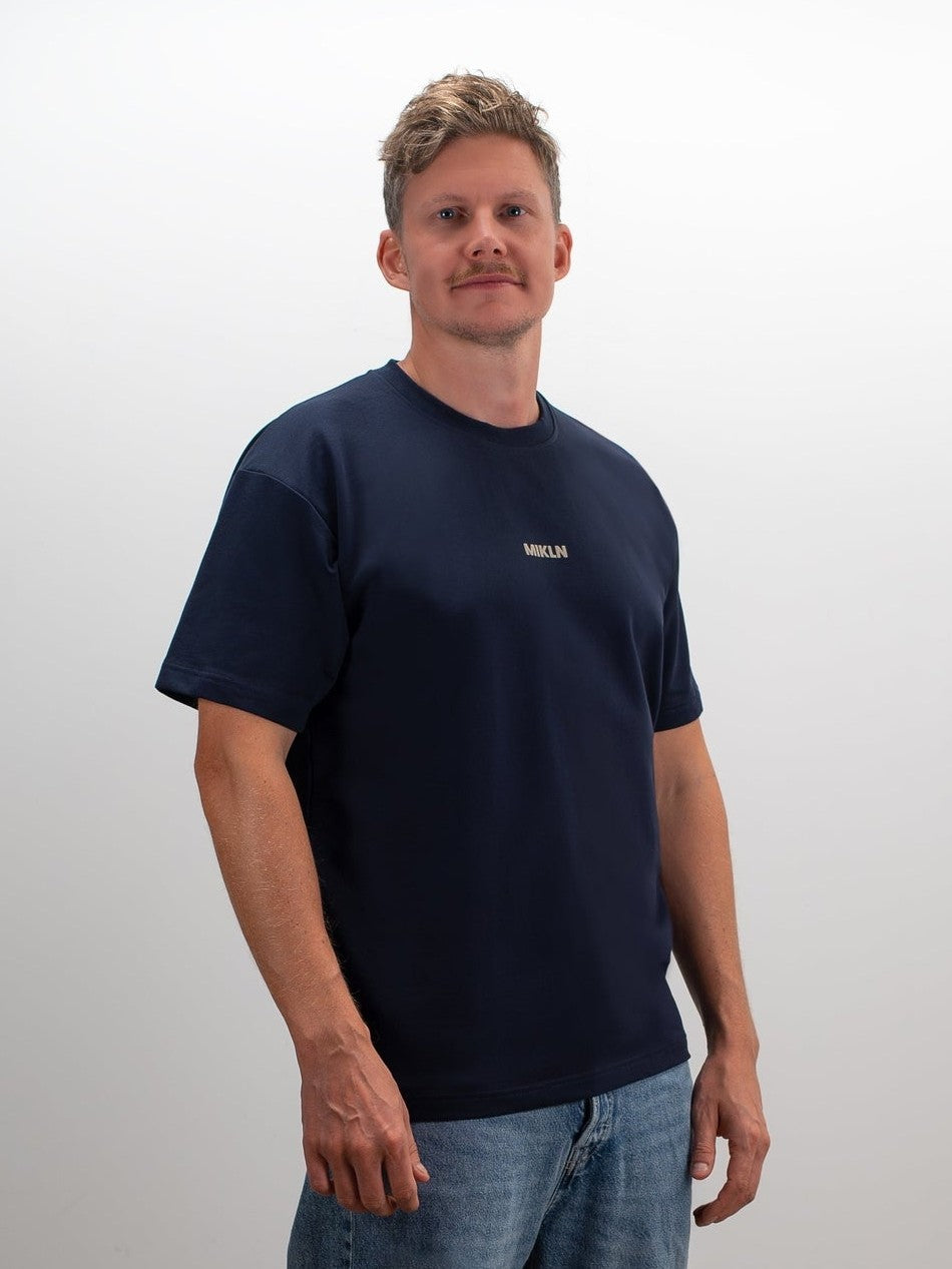 Model draagt het MIKLN Original T-shirt in navy, casual gedragen