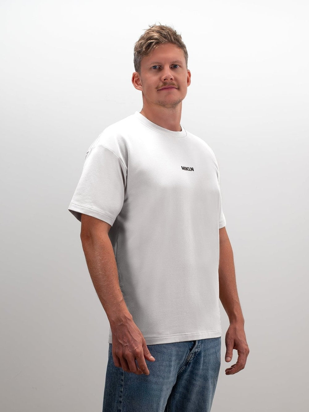 Model draagt het MIKLN Original T-shirt in off-white, vooraanzicht